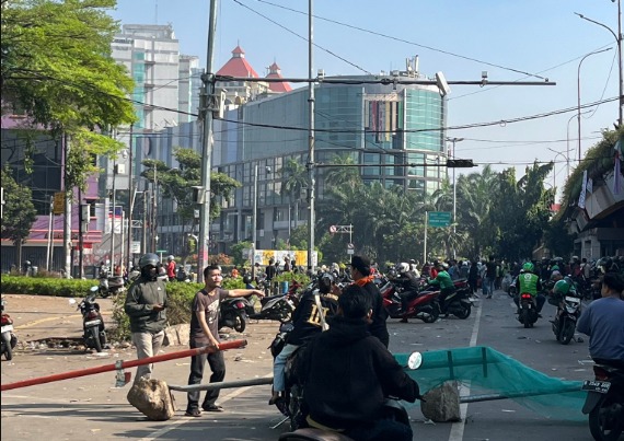 Imbas Aksi Demo, Jalan Kramat Kwitang Lumpuh dan Ditutup. (X@corneliusvito)